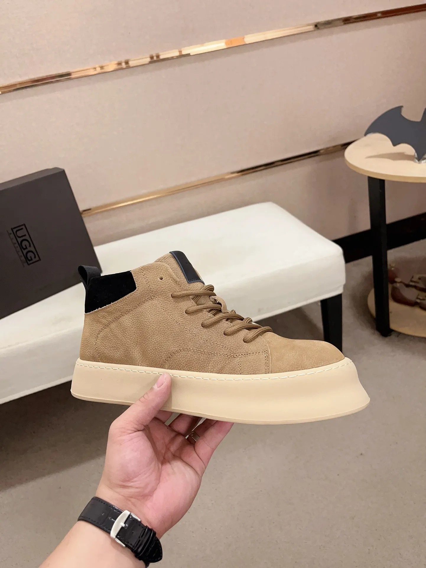 Factory price: 740💰North American men's shoes Ugg ☃️In the special sale of new high-quality men's shoes snow boots in autumn and winter, the nemesis of extreme cold weather! Made of cowhide leather, merino wool lining, and original outsole, whether driving, outdoor or daily wear, there is always one that suits you! Code number 39-44